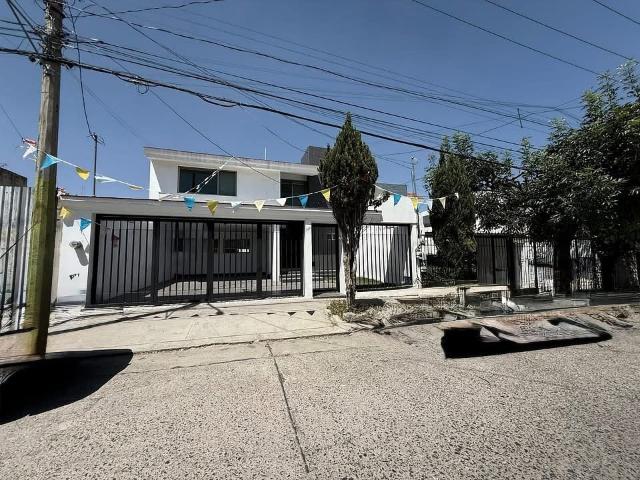 Residencia en Jardines Guadalupe, cerca de parque metropolitano VENTA Y REN