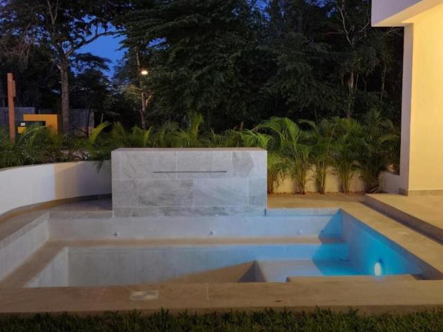Residencia en Lagos del Sol nueva con alberca, 4 rec?maras, casa club y seguridad premium en Canc?n
