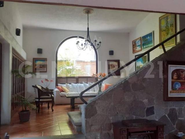 RESIDENCIA EN PRIVADA CON PORTON ELECTRICO EN LA COLONIA LAS PALMAS