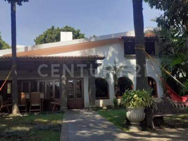 RESIDENCIA EN PRIVADA CON PORTON ELECTRICO EN LA COLONIA LAS PALMAS