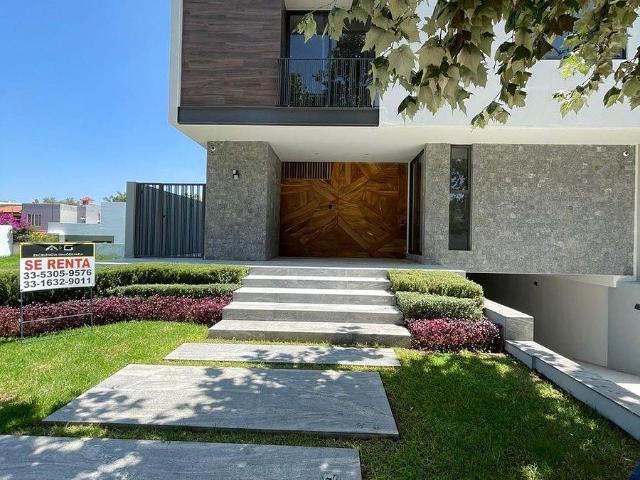 RESIDENCIA EN RENTA DENTRO DEL FRACCIONAMIENTO VALLE REAL ZAPOPAN