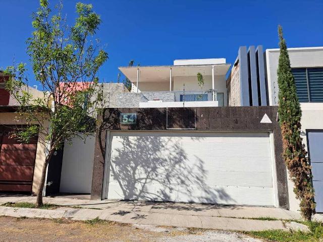 Residencia en Renta en Esmeralda Norte