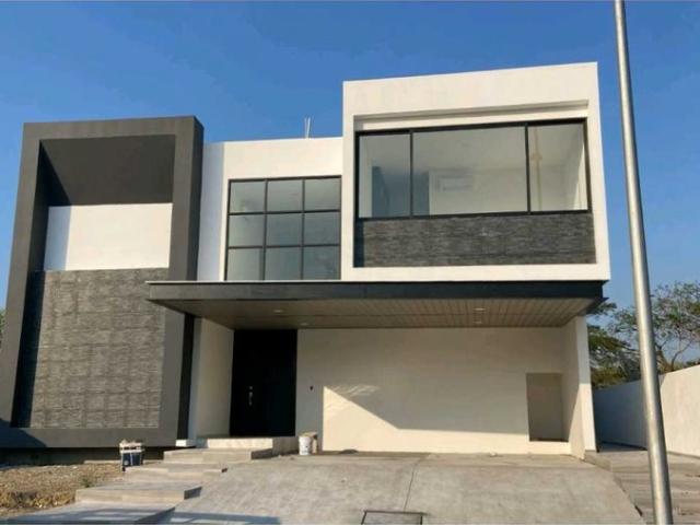 Residencia en Renta 3 Recámaras 4.5 Baños Alberca Propia Nvo. Altozano