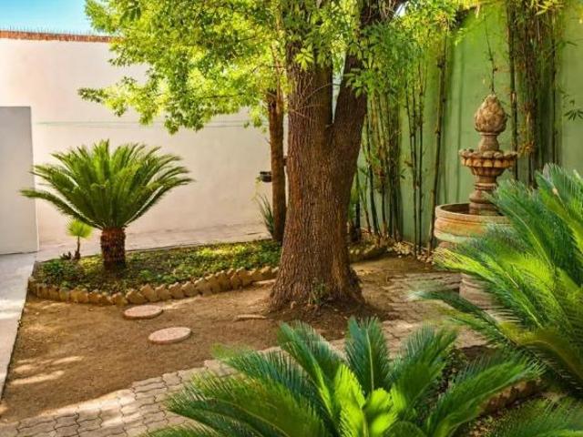 Residencia en San Patricio, en Calle de tráfico local