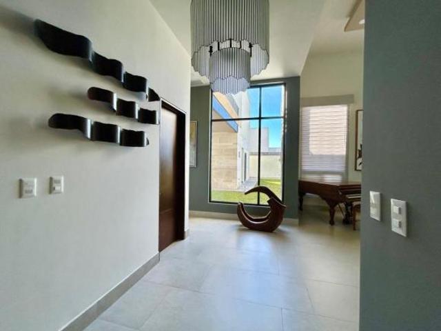 Moderna residencia con con jardín al norte de Saltillo!