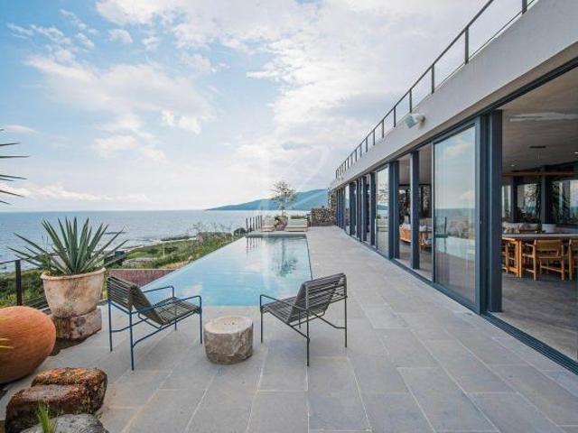 RESIDENCIA EN VENTA CON VISTA AL LAGO DE CHAPALA