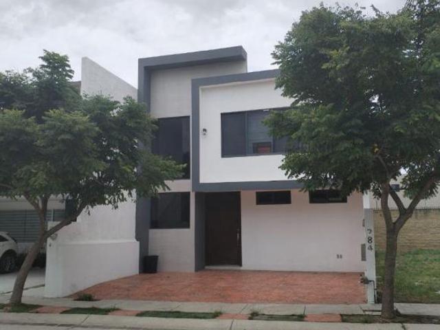 RESIDENCIA EN VENTA EN MAYORCA SALIDA SILAO 3 RECAMARAS