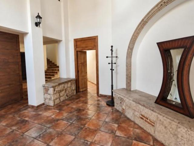 Residencia en venta en Bugambilias 2ª Sección | Alberca, spa y amplios espacios