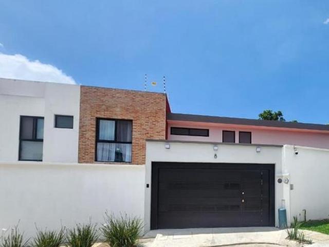 Residencia en Venta en Fracc. San Xochiapan, Coatepec | Jardin + Doble Altura 400m2