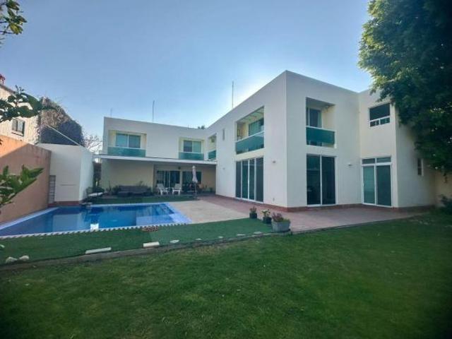 RESIDENCIA EN VENTA EN JURICA ESTILO MODERNO / CLASICO