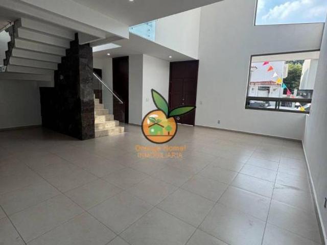 RESIDENCIA EN VENTA EN JARDÍN REAL COTO 6 ZAPOPAN