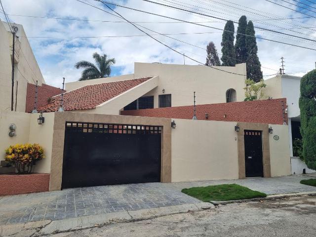 Residencia en venta en la Col. Los Laureles