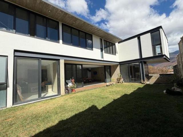Residencia en venta en Zona norte con amplio jardín