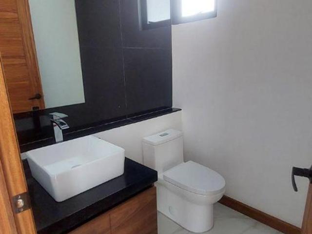 RESIDENCIA EN ZONA DE ALTA PLUSVALIA. AL SUR DE PACHUCA 230M2. ESQUINA. EQUIPADA. 4REC. AMPLIA. NUEV