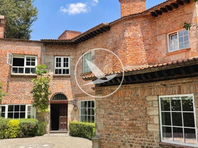 Residencia Estilo Toscano con Jardín en CDMX