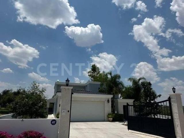 Residencia estilo americano en Edén los Sabinos