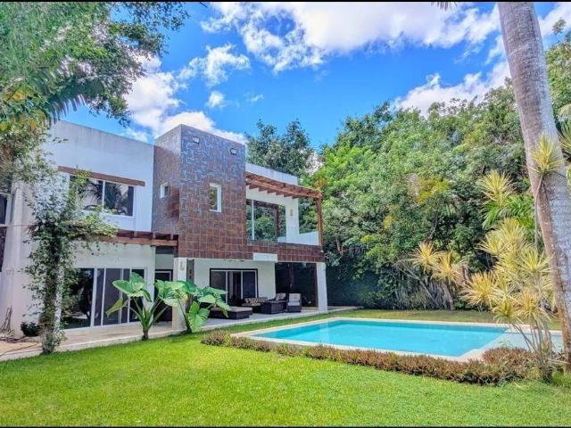 RESIDENCIA FTE AL CAMPO EN EL CLUB DE GOLF LA CEIBA