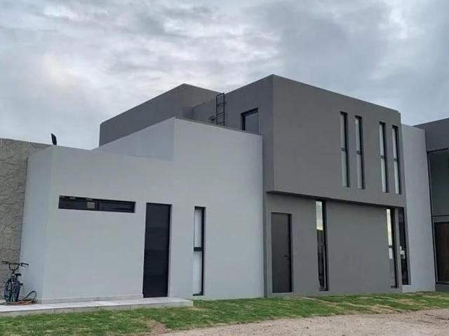 RESIDENCIA FAMILIAR DE LUJO CON RECÁMARA EN PLANTA BAJA – HACIENDA SAN ACASIO