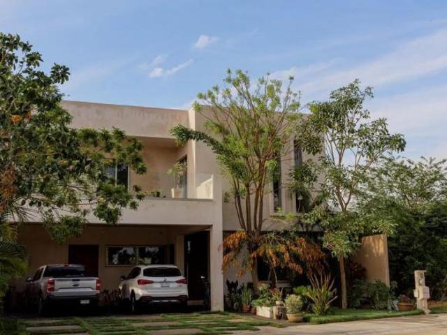 Residencia familiar en Nortemérida con alberca, jardín y amenidades premium