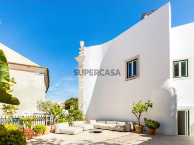 Residência geminada T5 totalmente renovada com terraço privado e garagem de 109,57 m²