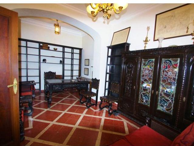 Residencia Histórica con 1.500 m2 de Jardín en el Corazón de la Población