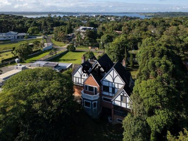Residência Inglesa luxuosa na Região Metropolitana de Curitiba