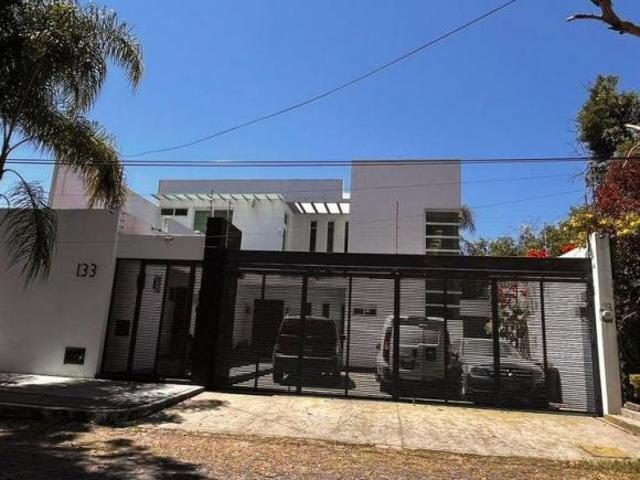 CASA EN LAS FUENTES CON ALBERCA, 4 RECAMARAS Y AMPLIO TERRENO