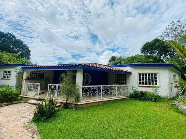 Residencia premium con amplio terreno en venta en Leandro Valle
