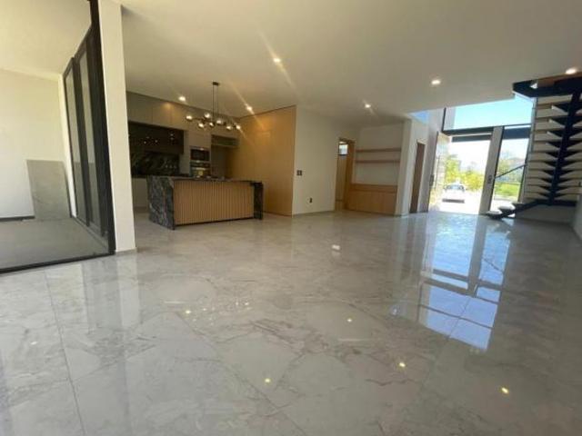 Residencia Premium en Coto Almena Casa Fuerte | 225 m² | Doble Altura, 4 Recámaras y 3 Cocheras |