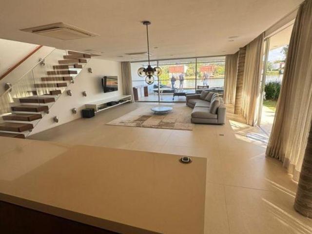Residência sofisticada e exclusiva localizada na renomada Fazenda Boa Vista