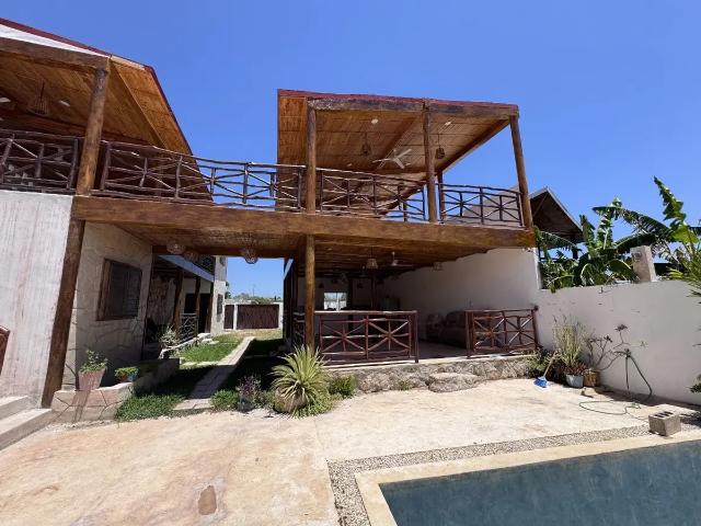 RESIDENCIA TIPO CABAÑA A MINUTOS DE LA PLAYA