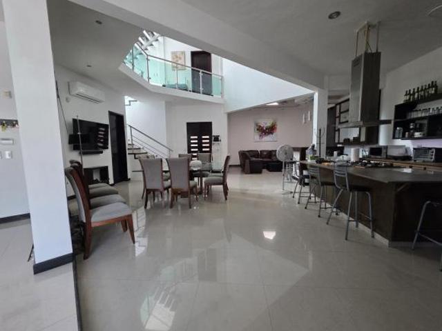Residencia 445 m² en esquina, Lomas de las Flores II, gimnasio y estudio