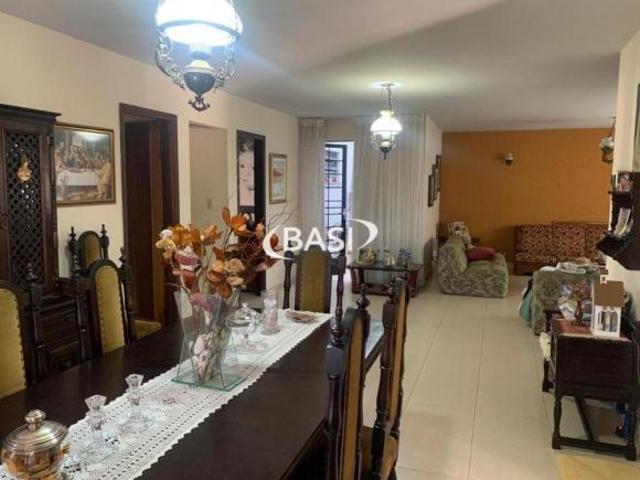 Residencia 5 minutos do centro de Santa Felicidade, amplo terreno
