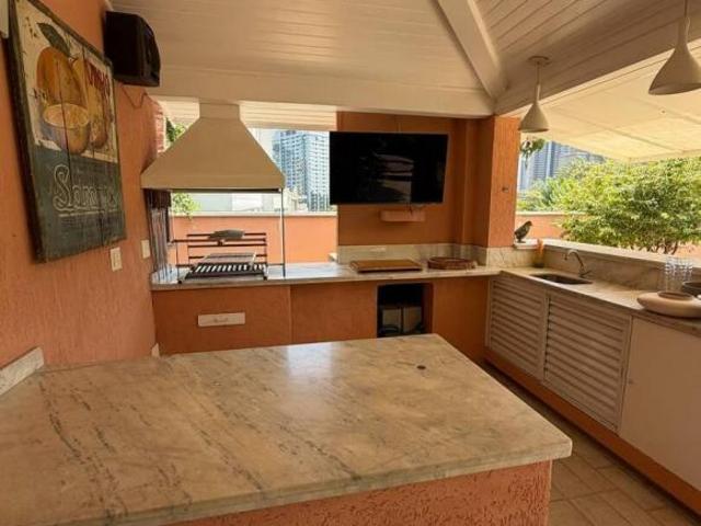 Residencial 18 do Forte — Casa com 4 Dormitórios, Piscina e Varanda