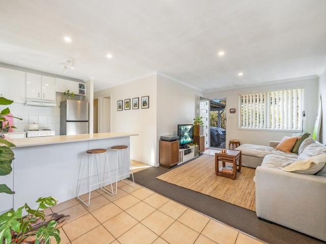 Residential 2 bedroom duplex, generous private use grounds and ample off street parking