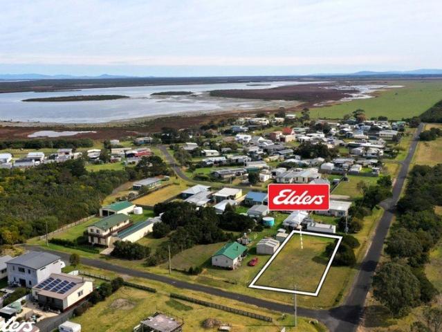 RESIDENTIAL CORNER BLOCK AT MCLOUGHLINS BEACH