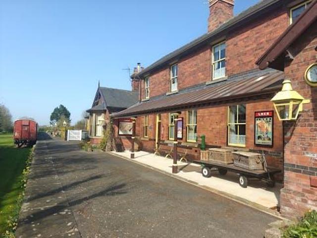 6 bedroom detached house for sale