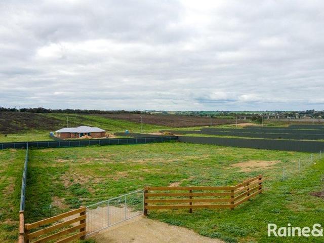 Residential Living, Rural Feel!