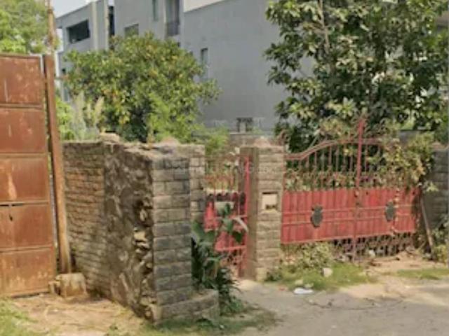 Residential Plot in Mukherjee Nagar for resale New Delhi. The reference number is 21123029