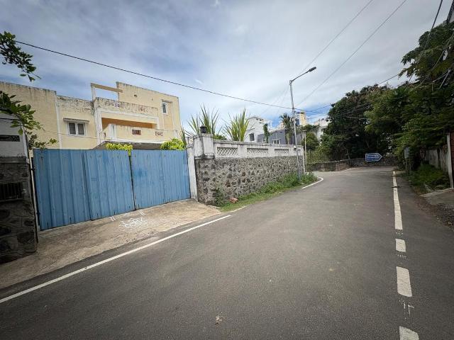 Residential Plot in Neelankarai for resale Chennai. The reference number is 21080157