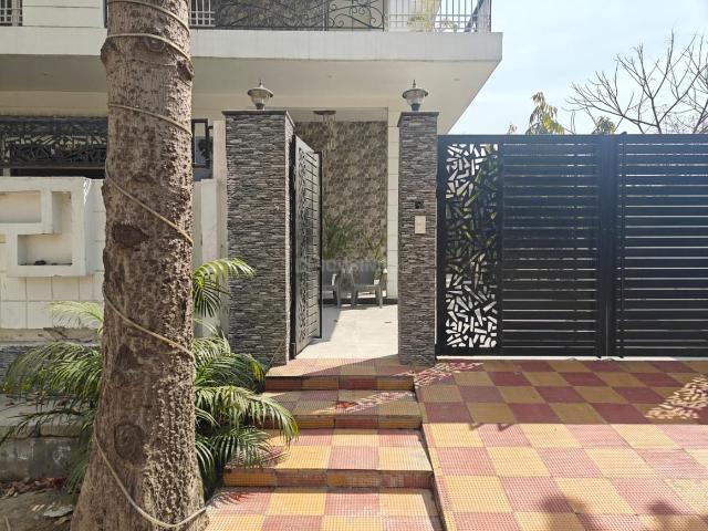 Residential Plot in Ansal Golf Links 1 for resale Greater Noida. The reference number is 20358746