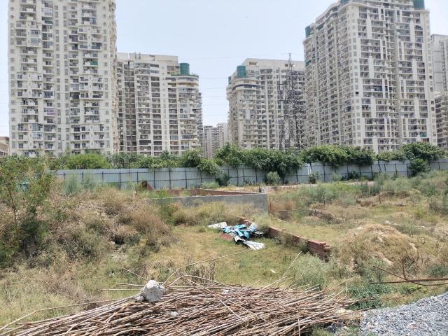 Residential Plot in Sector 76 for resale Noida. The reference number is 19420655