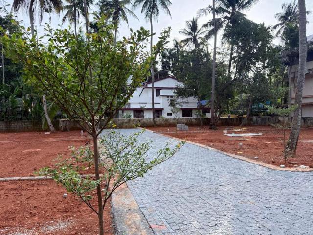 Residential Plot in Vyttila for resale Kochi. The reference number is 21076351