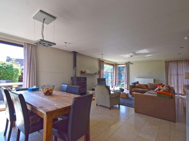 RESIDENTIEEL GELEGEN VILLA MET RUIME TUIN EN OPRIT