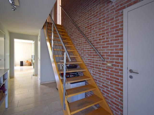 RESIDENTIEEL GELEGEN VILLA MET RUIME TUIN EN OPRIT
