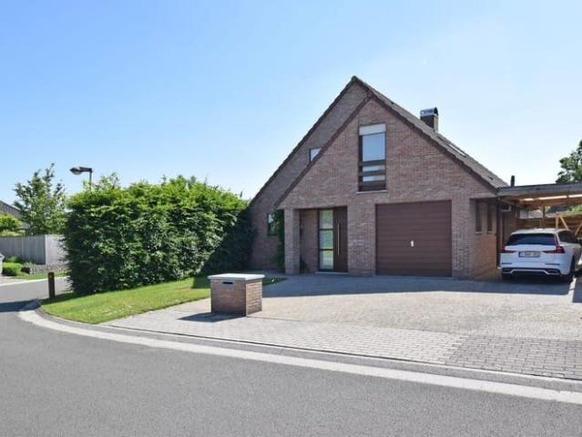 RESIDENTIEEL GELEGEN VILLA MET RUIME TUIN EN OPRIT