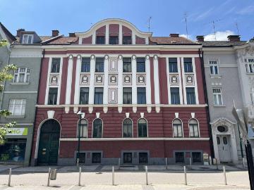 RESIDENZ MIT POTENTIAL Altstadtvilla mit 6 Wohneinheiten, Souterrain, Innenhof, Balkone und ausbaubarem DG in 1A Traumlage im Zentrum von Wels