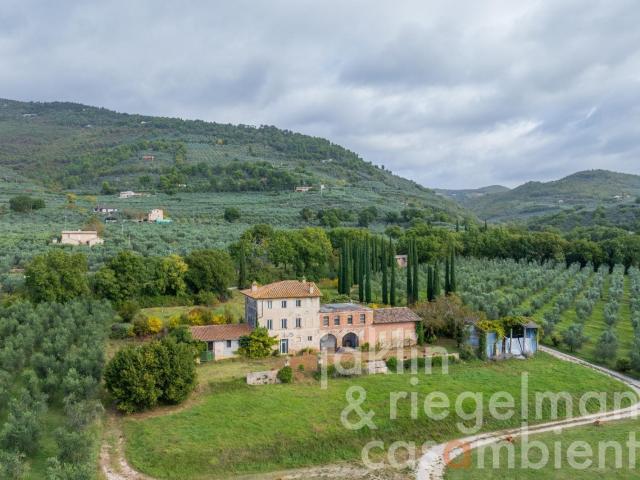 Residenza storica esclusiva da completare e personalizzare s. 963m² Spello
