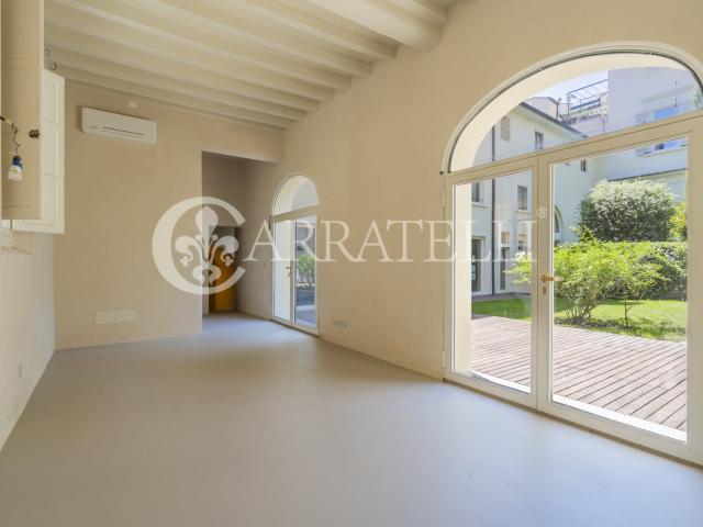 Residenza terra tetto ristrutturata con giardino privato nel. 190m² Firenze