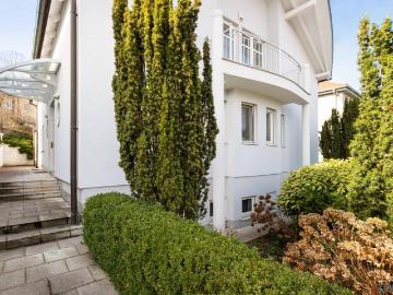 RESIDIEREN BEIM ROTEN BERG II GARAGE II SAUNA II NEUE PV ANLAGE II 6 ZIMMER II 4 BÄDER II 54m² WOHNZIMMER MIT KAMIN II 2 TERRASSEN II BALKON II GARTEN II GROSSER KELLER